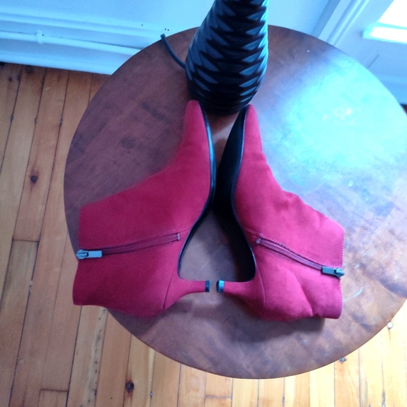 Naturalizer Giselle pointed toe heeled bootie in red - Picture 3 of 6